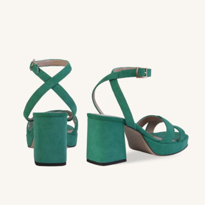 Zielone sandały z eleganckim zapięciem