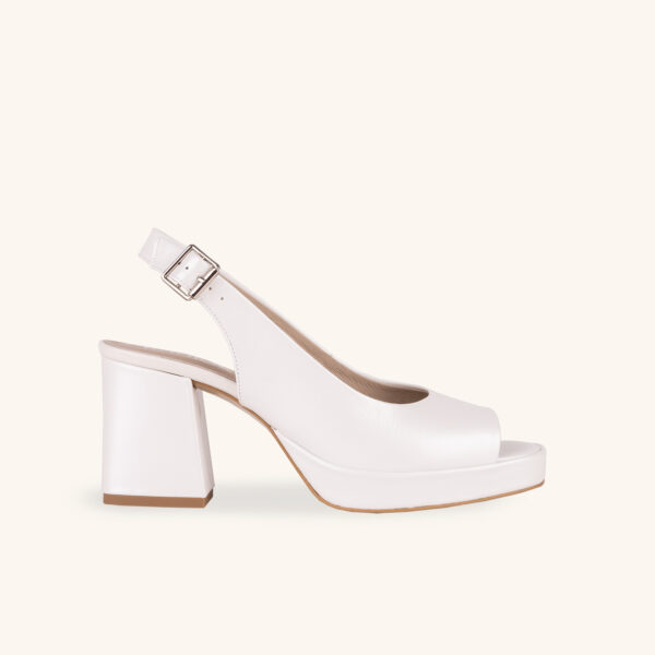 Białe eleganckie sandały