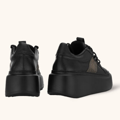 Czarne sneakersy z błyszczącym elementem