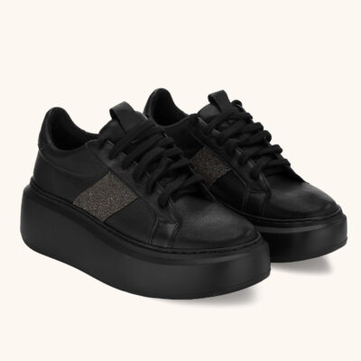 Czarne sneakersy z błyszczącym elementem
